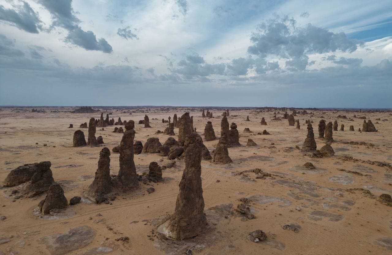 جبل القوس وجبال الغراميل – اكتشاف عجائب العلا الطبيعية